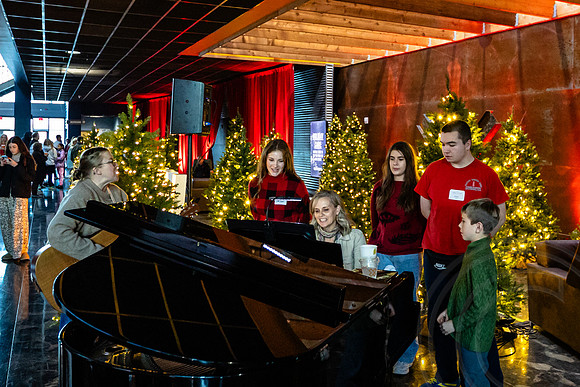 ChristmasEveOak_JimGormley_122425-1901