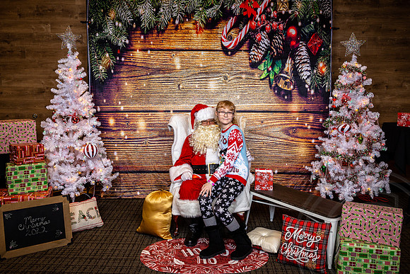Santa-Givaudan_JimGormley_120322-4209