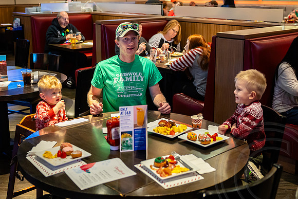 BreakfastWSantaGivaudan_JimGormley_120223-7978