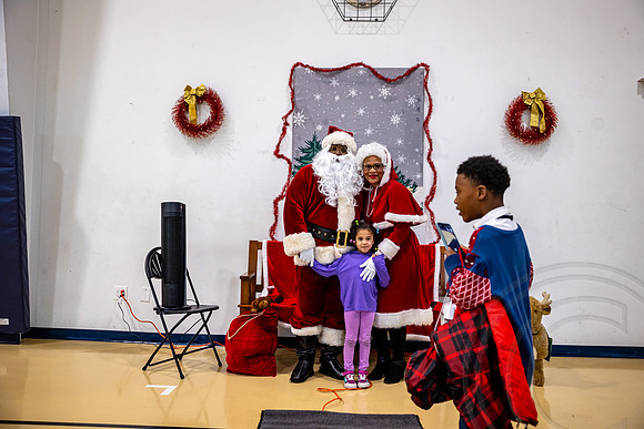 ChristmasStMonica_JimGormley_121423-9763