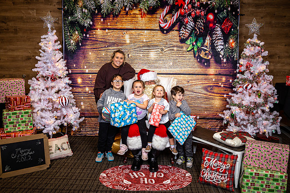 Santa-Givaudan_JimGormley_120322-4225