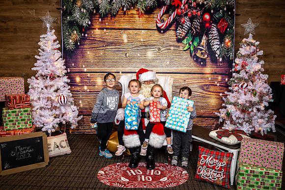 Santa-Givaudan_JimGormley_120322-4223